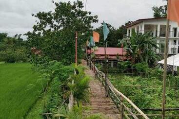 تختخواب و صبحانه Smyleinn Farm