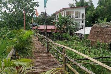 تختخواب و صبحانه Smyleinn Farm
