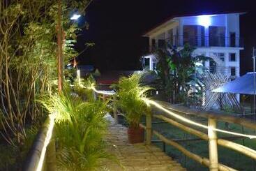 تختخواب و صبحانه Smyleinn Farm