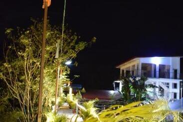 تختخواب و صبحانه Smyleinn Farm