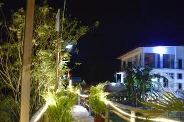 تختخواب و صبحانه Smyleinn Farm