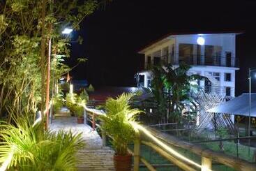 تختخواب و صبحانه Smyleinn Farm