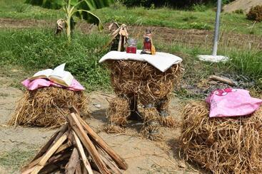 تختخواب و صبحانه Smyleinn Farm