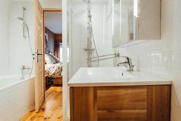 هتل Farmhouse With 4 Bedrooms 4 Bathrooms Private Parking Sauna Terrace