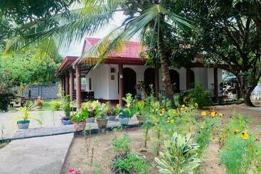 پانسیون Aaruthraa Villa