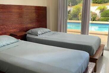 هاستل Elicon Suites