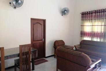 تختخواب و صبحانه Lahiru Airport Villa