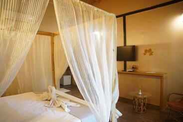 فندق Amadi Beach Front Resort