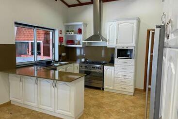 پانسیون Chalé D Angra Guest House