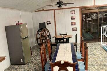 پانسیون Hostel Casa Tamarai