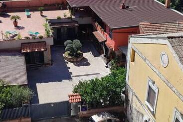پانسیون Midway House Italy