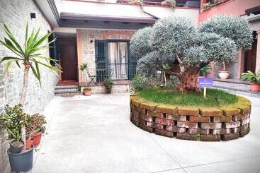پانسیون Midway House Italy