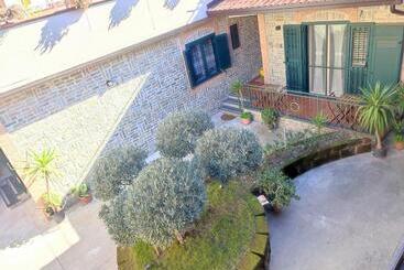 پانسیون Midway House Italy
