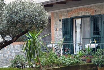 پانسیون Midway House Italy