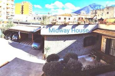 پانسیون Midway House Italy