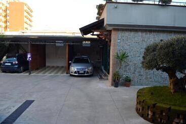 پانسیون Midway House Italy