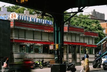 Sonder Court Square