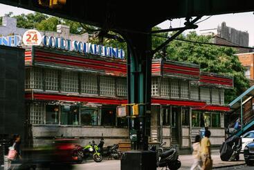 Sonder Court Square