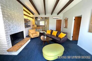 Atrium Palm Springs   G A Y Mens Resort