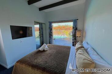 Atrium Palm Springs   G A Y Mens Resort