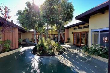 Atrium Palm Springs   G A Y Mens Resort
