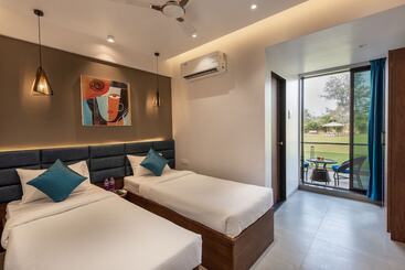 Paramount Riverfront Resort & Spa, Karjat