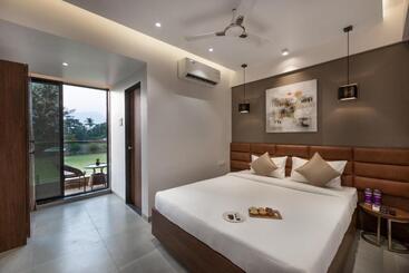 Paramount Riverfront Resort & Spa, Karjat