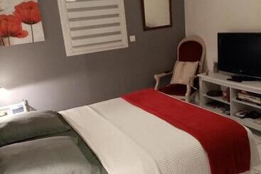 ベッドアンドブレックファースト Les Coquelicots Chambre D  Hote Avec Grand Lit Et Salle D Eau Privative Pour Une Persone Ou Un Coupl