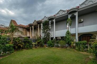 De Manora Homes   Unpretentious Hotel With A Garden , Posh Area Ranjit Avenue