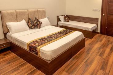 De Manora Homes   Unpretentious Hotel With A Garden , Posh Area Ranjit Avenue
