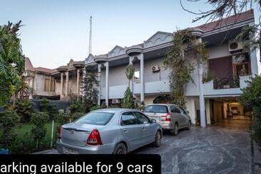 De Manora Homes   Unpretentious Hotel With A Garden , Posh Area Ranjit Avenue