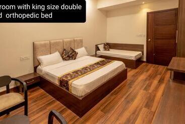 De Manora Homes   Unpretentious Hotel With A Garden , Posh Area Ranjit Avenue