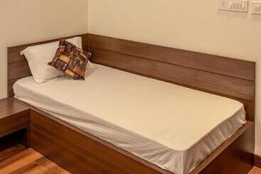 De Manora Homes   Unpretentious Hotel With A Garden , Posh Area Ranjit Avenue