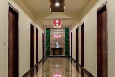 De Manora Homes   Unpretentious Hotel With A Garden , Posh Area Ranjit Avenue