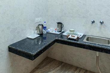 De Manora Homes   Unpretentious Hotel With A Garden , Posh Area Ranjit Avenue