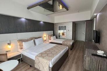 Mox Hotel Wellness & Spa