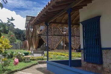 استراحتگاه Riverside Ecoliving Space