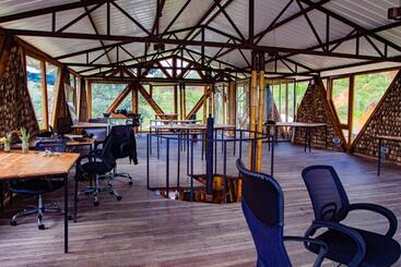 استراحتگاه Riverside Ecoliving Space
