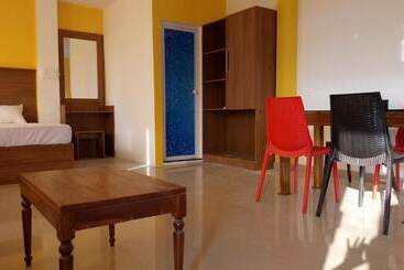 هتل Adams Wood House Ayurveda Homestay Kochi