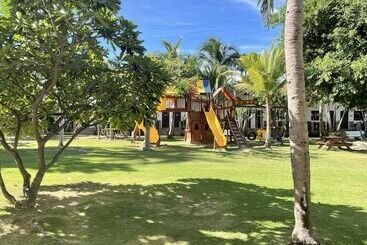 هتل Dolphin Bay Beach Resort