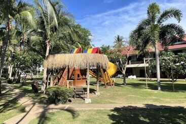 هتل Dolphin Bay Beach Resort