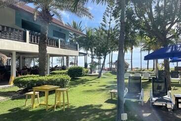 هتل Dolphin Bay Beach Resort