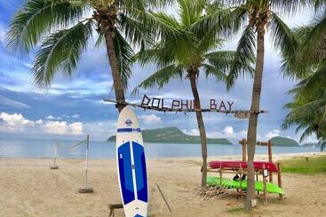 هتل Dolphin Bay Beach Resort