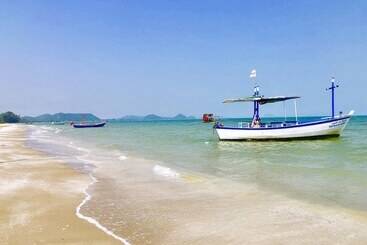 هتل Dolphin Bay Beach Resort