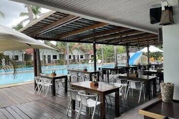 هتل Dolphin Bay Beach Resort
