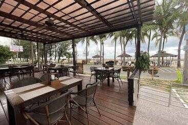 هتل Dolphin Bay Beach Resort