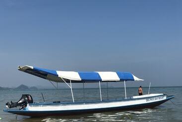 هتل Dolphin Bay Beach Resort
