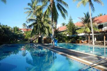 هتل Dolphin Bay Beach Resort