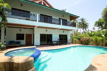 هتل Dolphin Bay Beach Resort