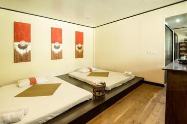 هتل Dolphin Bay Beach Resort